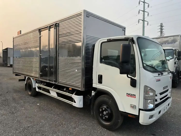 Xe tải Isuzu NQR 550 thùng kín 5.1 tấn