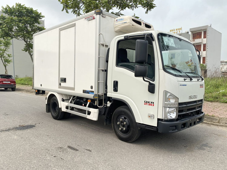 Xe tải ISUZU 2.2 tấn đông lạnh QKR230