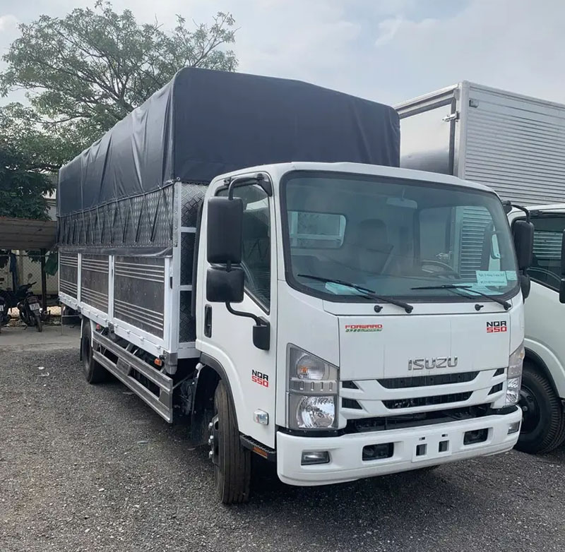 Xe tải Isuzu NQR 550 thùng bạt 5.3 tấn