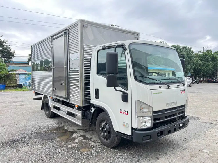 Xe tải Isuzu QKR 270 thùng kín 2.5 tấn