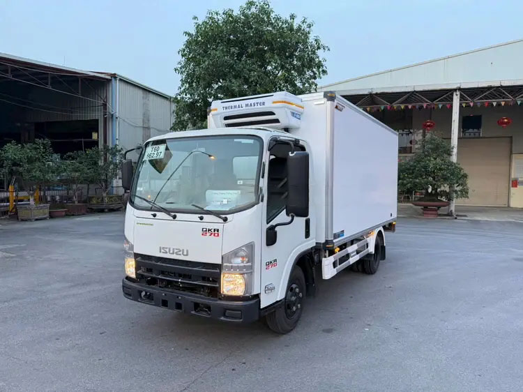 Xe tải Isuzu QKR 270 thùng đông lạnh Quyền Auto 2.5 tấn
