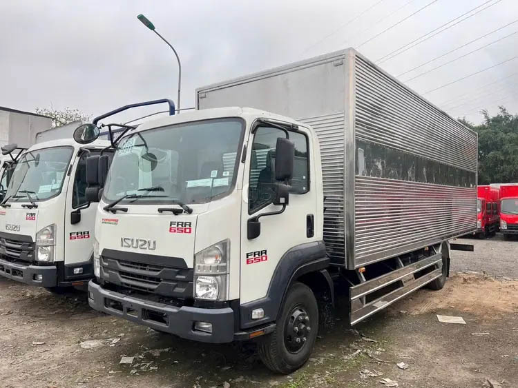 Xe tải Isuzu FRR 650 thùng kín 5.8 tấn
