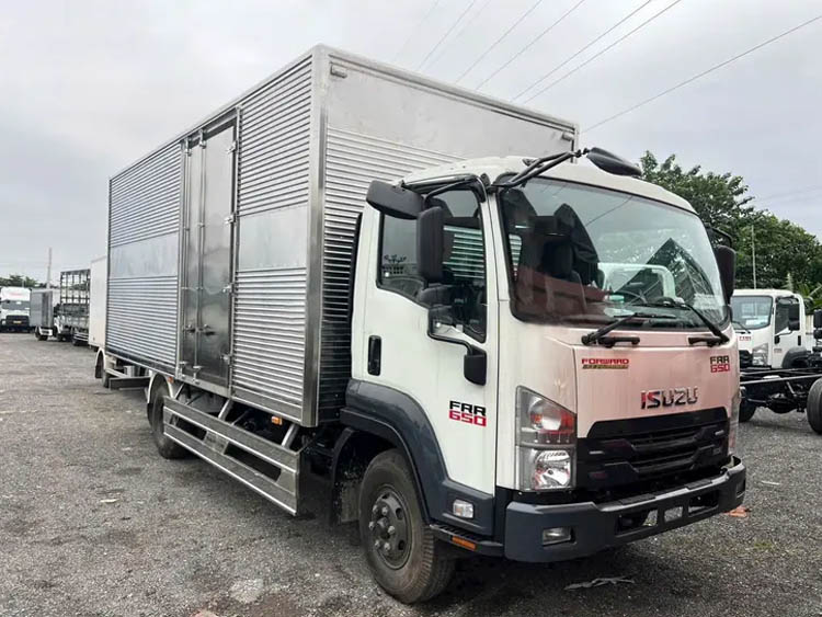 Xe tải Isuzu FRR 650 thùng kín 6.1 tấn