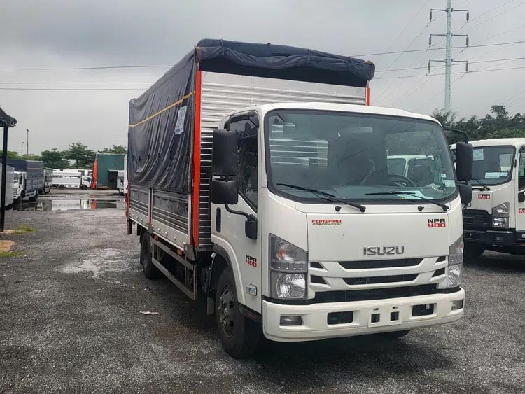 Xe tải Isuzu NPR 400 thùng bạt bửng nâng 3.5 tấn